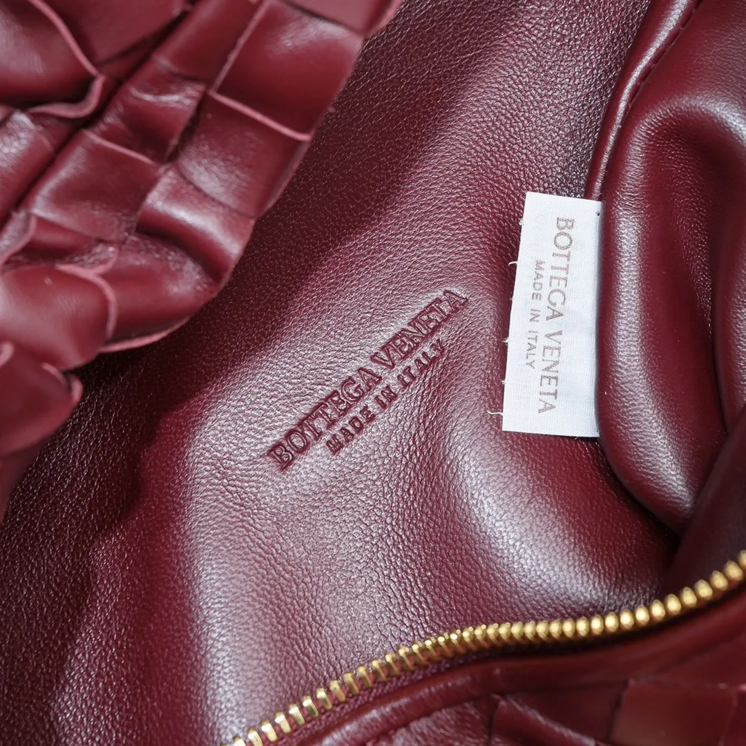 Batch 1460 BV Bottega Veneta's new medium-sized JODIE handbag BV bag for women 🔥The new method is to round the corners on the original basis, and knot the round hobo bag with classic woven leather. The most iconic triangular pull-out design is made of sheepskin hanging soft shape, which is super suitable for concave shapes~Jodie feels really gentle to people. It is definitely the best item for daily matching, unchanged weaving, new elements twist, versatile, and the new favorite of street style Internet celebrities! Size: 36*21*13 Model: 6697